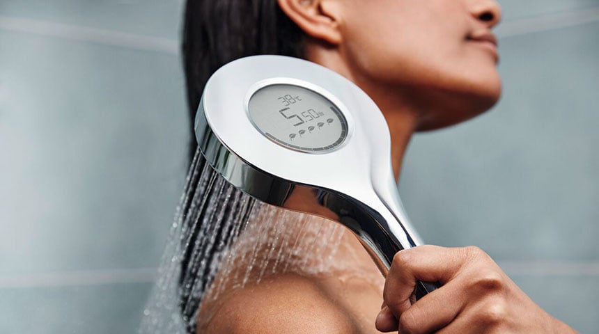 Jak oszczędzać wodę i energię podczas kąpieli pod prysznicem