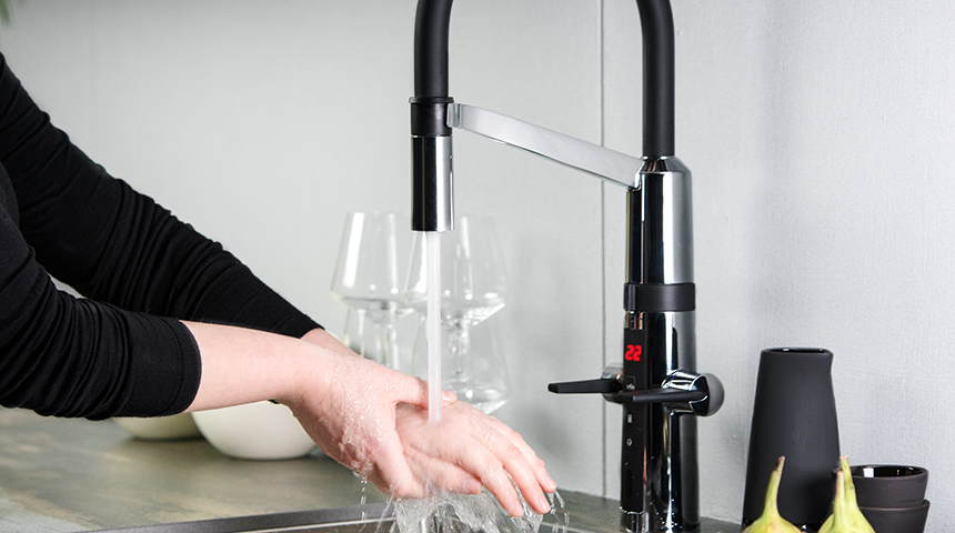 Comment les robinets sans contact aident à combattre la propagation des germes