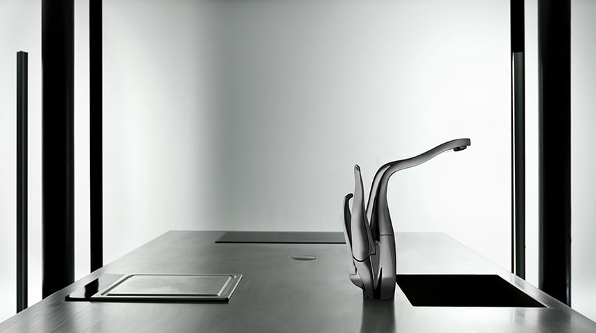 ALESSI Swan by Oras – skulptūriškų formų funkcionalus maišytuvas, Mario Trimarchi dizainas, 2017